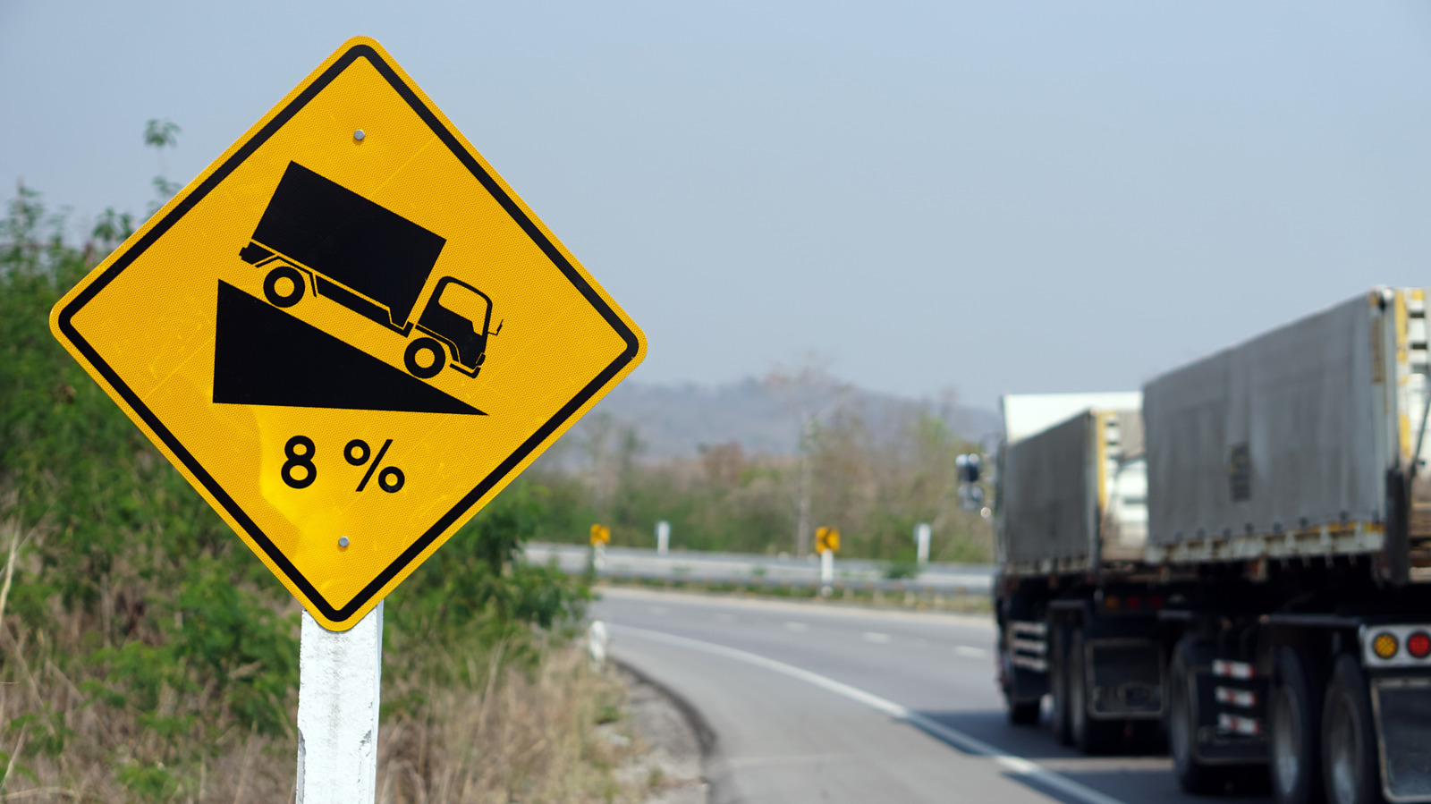 What Does The Percentage Under A Semi-Truck Symbol On A Road Sign Mean? – SlashGear