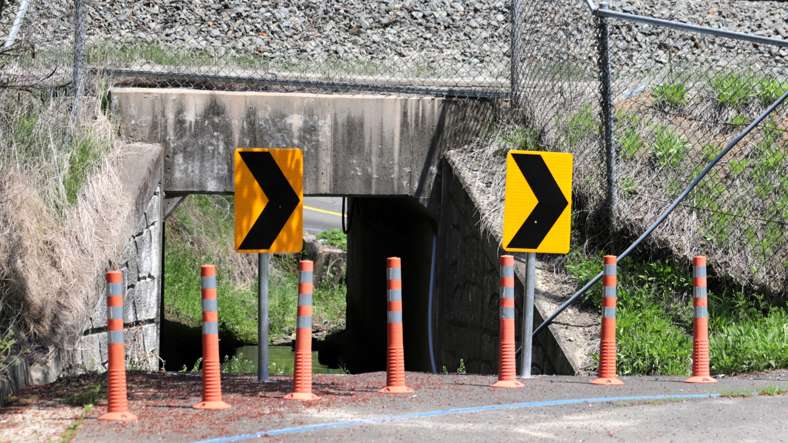 What Does A Road Sign With A Right Or Left-Pointing Chevron Mean? – SlashGear
