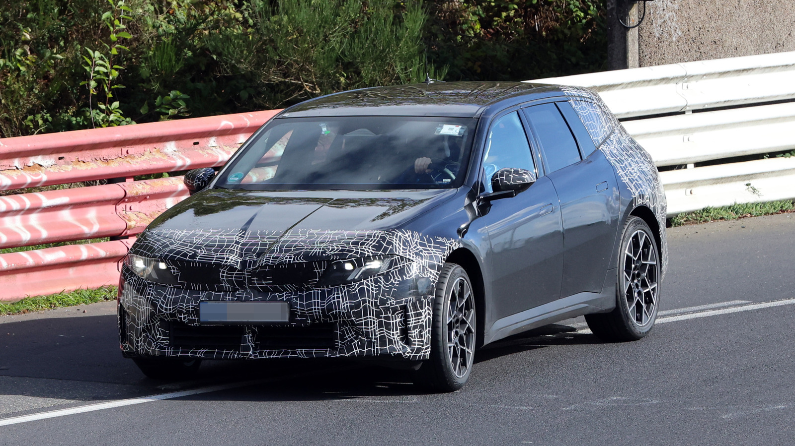 BMW’s All-Electric Wagon Caught In Camo, But We’re Prepared For Disappointment – SlashGear