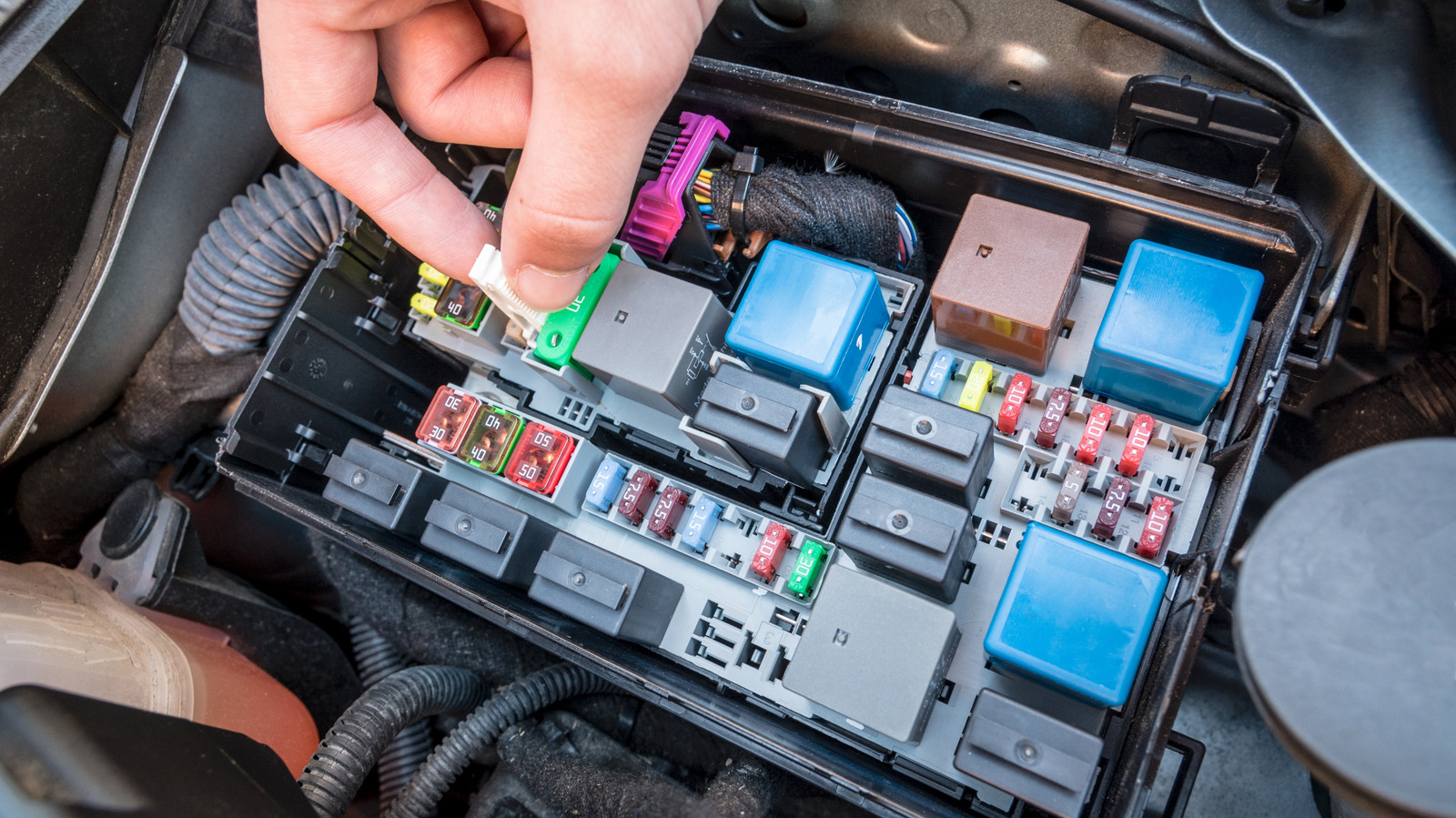 3 Signs Your Car Blew A Fuse – SlashGear