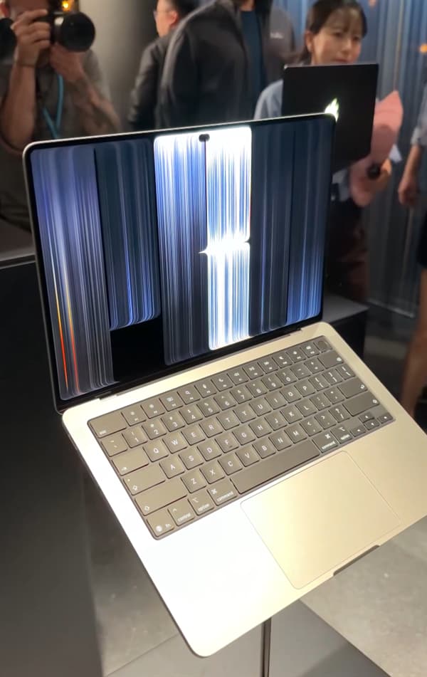 Apple Touchscreen MacBook Pro Launches With Glowing Logo