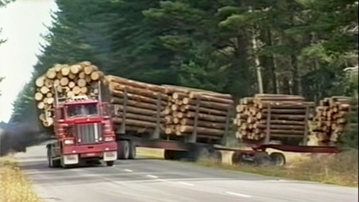 Legendary Twin-Engine Logging Truck Had a 14.6L Diesel V8 Powering the Trailer Too