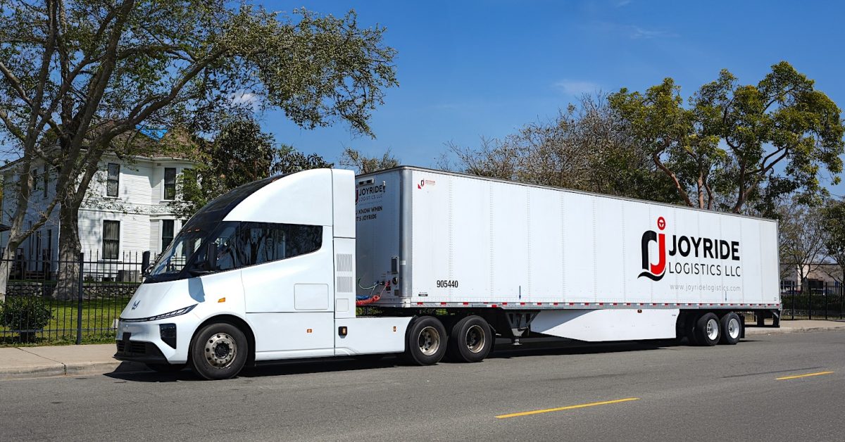 PGE gets it: electric semi trucks provide HEAVY DUTY backup for the grid [video]